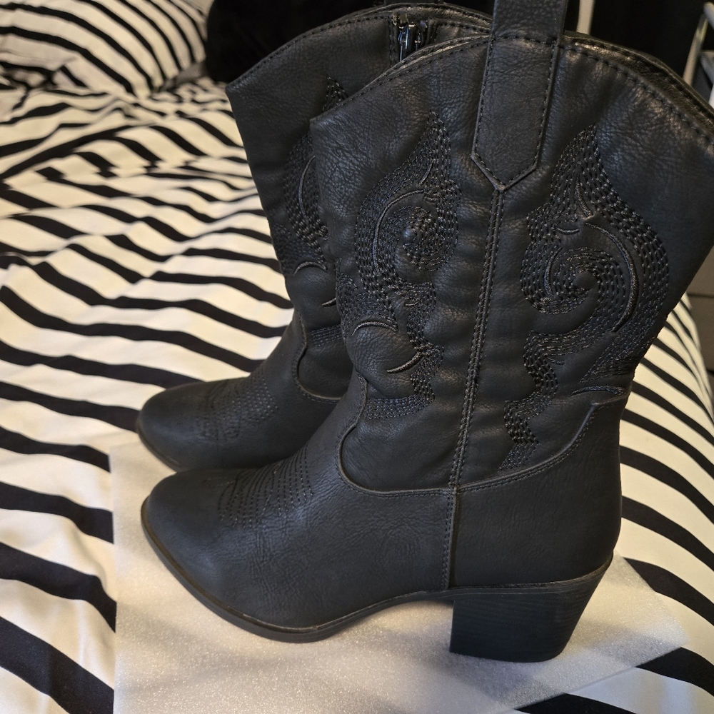 Classic Black Heeled Boots with Western Flair